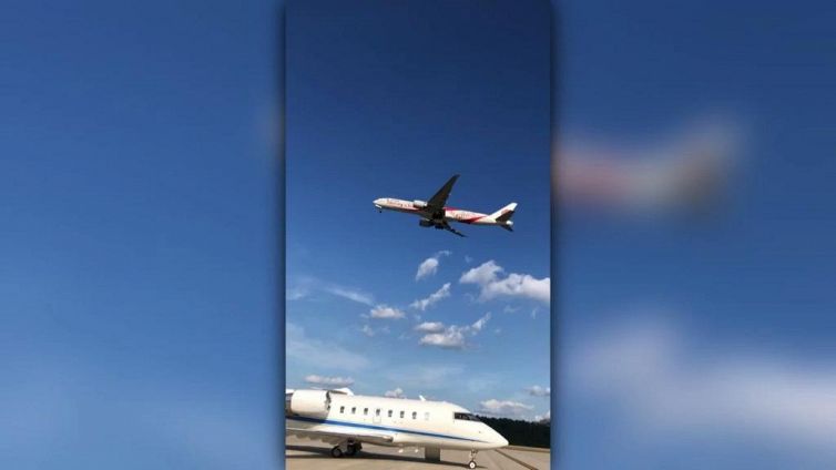 Il motore dell'aereo prende fuoco, paura in volo