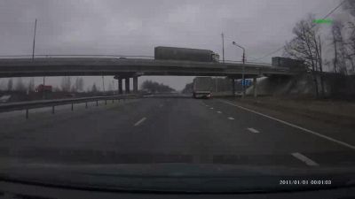 Il ponte crolla mentre sta passando con l'auto, salvo per miracolo