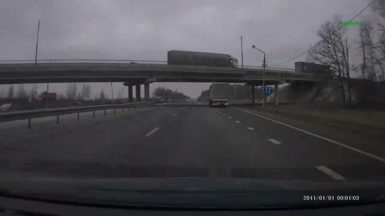 Il ponte crolla mentre sta passando con l'auto, salvo per miracolo