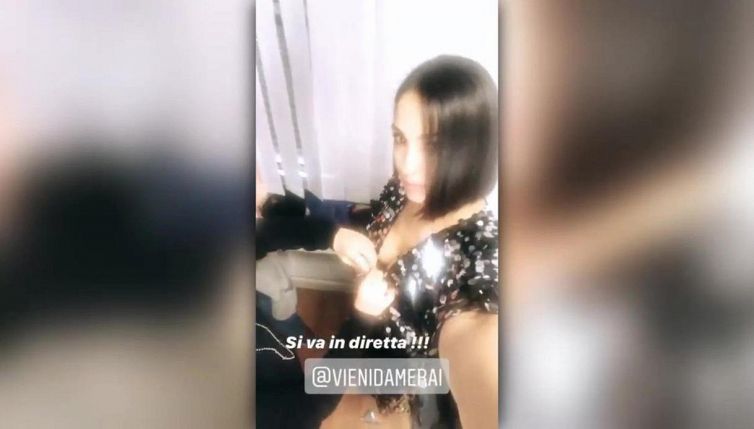 Caterina Balivo, incidente con il mini dress luccicante