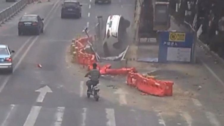 Si distrae alla guida e finisce nel cantiere aperto