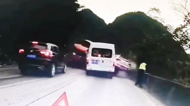 L'agente si tuffa nella scarpata per salvarsi
