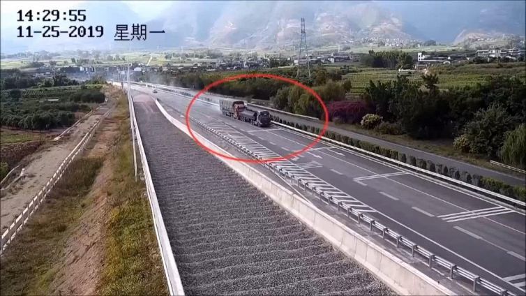 Il camionista è fenomenale: disastro evitato