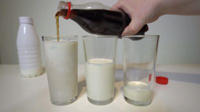 Il latte fa diventare trasparente la Coca Cola