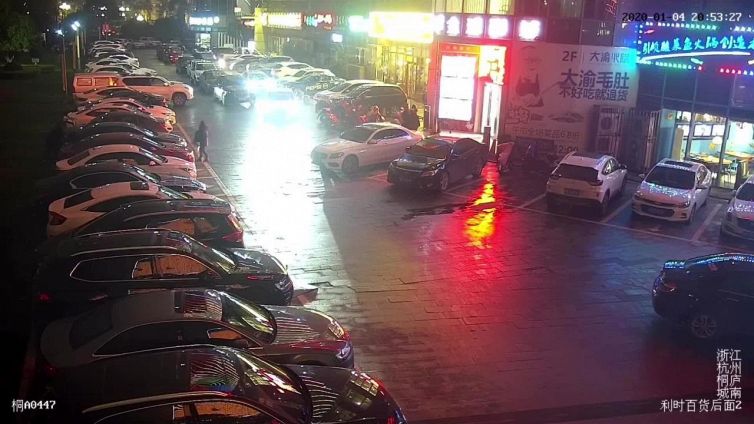 Bloccata all'uscita del parcheggio: si vendica così