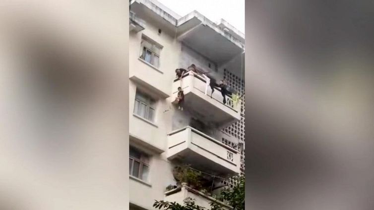 Nonna cala nipotino dal balcone per recuperare un gatto