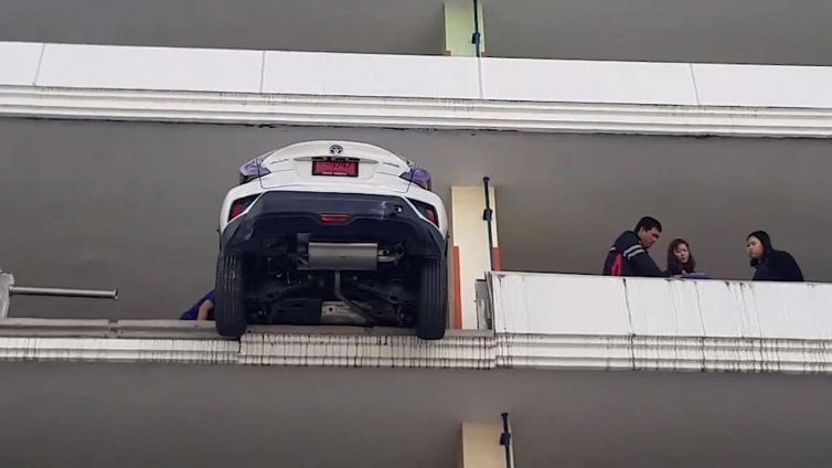 Sbaglia la manovra e rischia di volare giù dal parcheggio