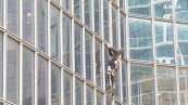 Pensioni, spiderman francese si arrampica su grattacielo per protesta