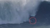 Il surfista viene travolto dall'onda gigante: attimi di terrore durante la gara