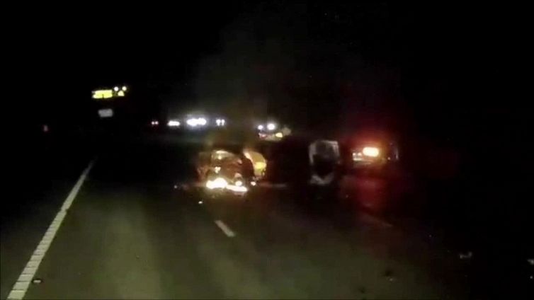 Macchina in fiamme: il salvataggio è miracoloso