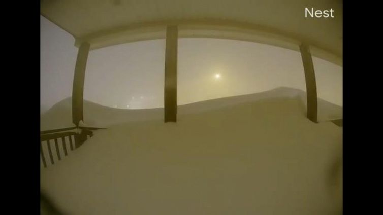 L'incredibile nevicata seppellisce la casa