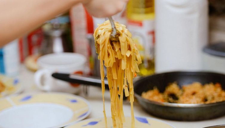 Mangiare pasta riscaldata in padella può aiutarti a dimagrire
