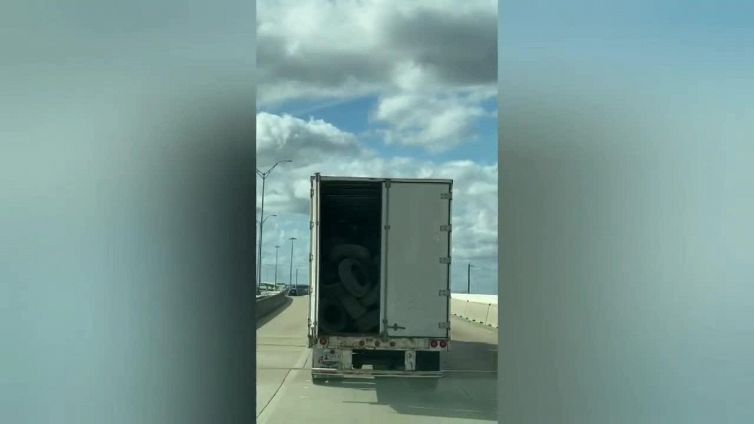 Il camion perde i copertoni e semina il panico, ma finisce bene