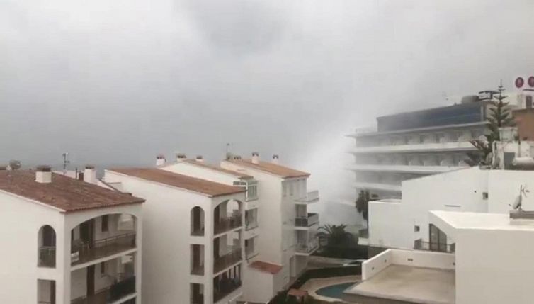 L'onda arriva sul terrazzo e travolge i curiosi