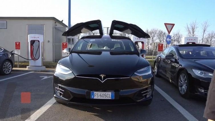 Come ricaricare una Tesla Model X al Supercharger Tesla