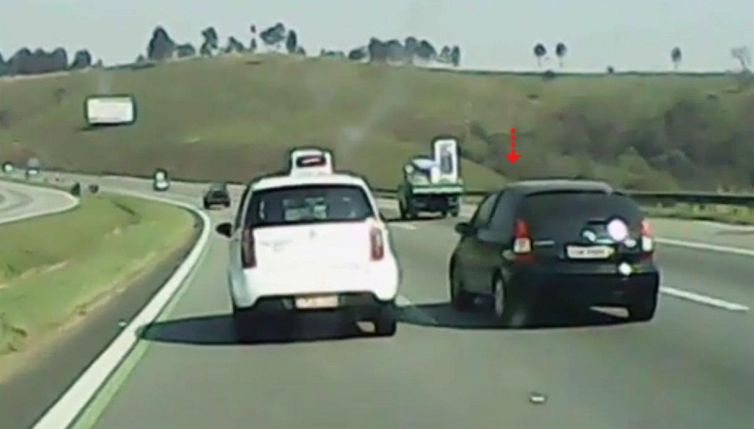 Sorpasso da brividi in autostrada. Ecco come va a finire