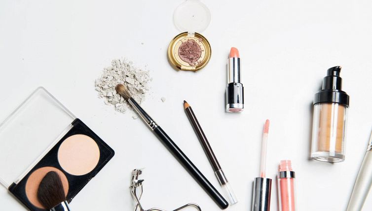 Scadenza trucchi: come sapere se i cosmetici sono da buttare