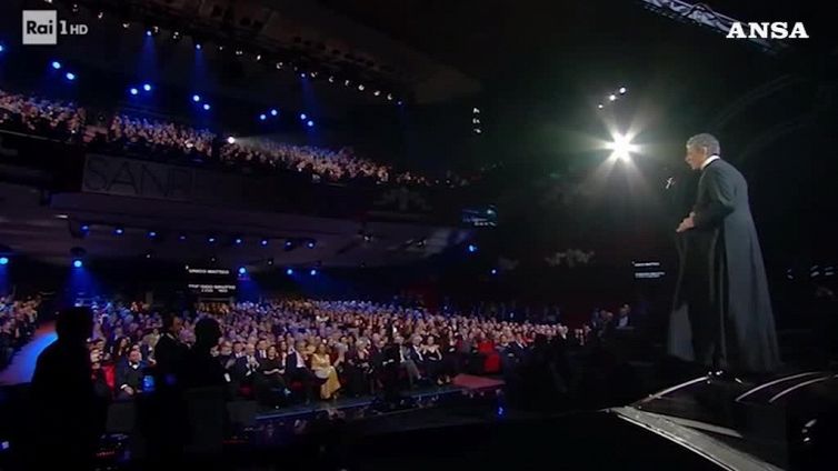 Sanremo, Fiorello con la tonaca di Terence Hill: 'L'unico Matteo che funziona'