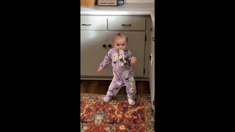 Questo bambino ha il ritmo nel sangue. Guardate come balla