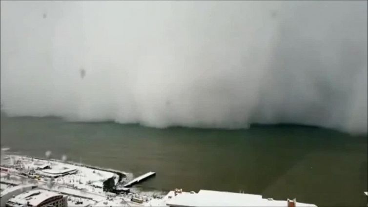 La tempesta di neve travolge la città