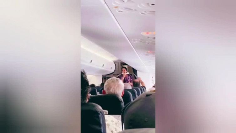 L'assistente di volo canta ai passeggeri e conquista tutti