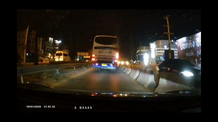 Mette la freccia e l'autobus prende fuoco