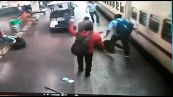 L'ufficiale di polizia salva la donna che cade dal treno alla stazione ferroviaria