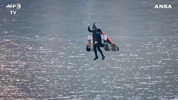 Dubai, l'emozionante volo tra i grattacieli dell'ex pilota