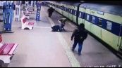 Il treno lo trascina via e perde i sensi: il poliziotto lo salva per un soffio