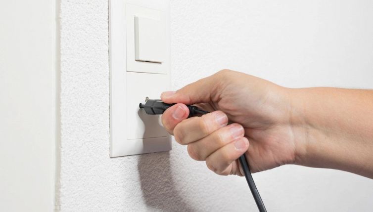 Perché le prese elettriche hanno tre buchi?