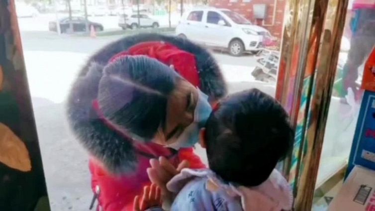Coronavirus: il bacio dell'infermiera al bimbo che non vede da 26 giorni