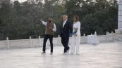 Melania e Donald Trump mano nella mano al Taj Mahal