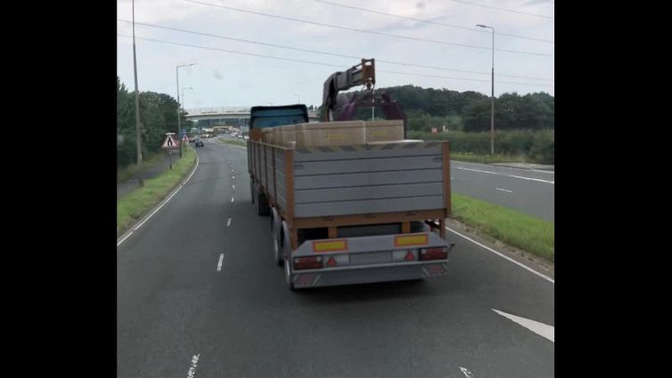 La Ferrari passa sotto il camion