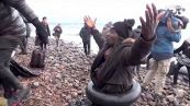 Grecia, nuovi sbarchi a Lesbo e scontri al confine con la Turchia