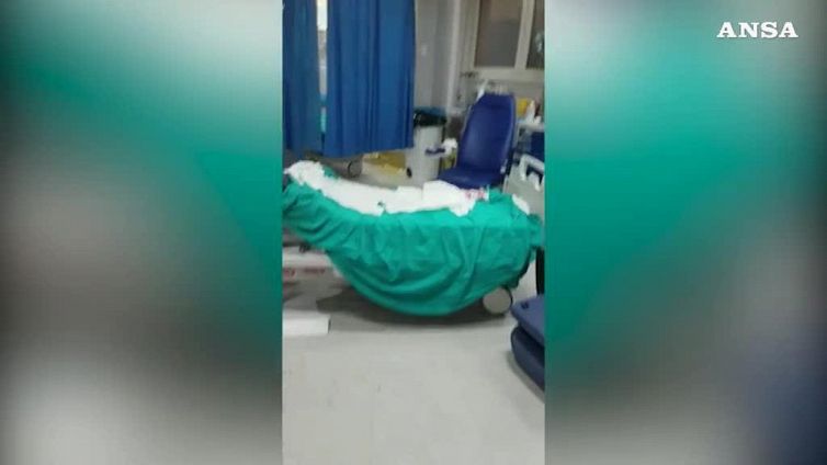 Ragazzo morto a Napoli, i parenti devastano l'ospedale