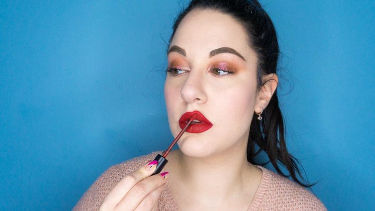 Makeup in 5 minuti: toni caldi e rossetto rosso