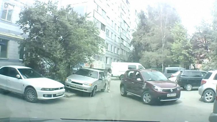 L'aiuta a manovrare nel parcheggio ma accade l'incredibile