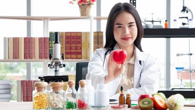 Dieta ipocalorica: mangi meno, dimagrisci e vivi di più