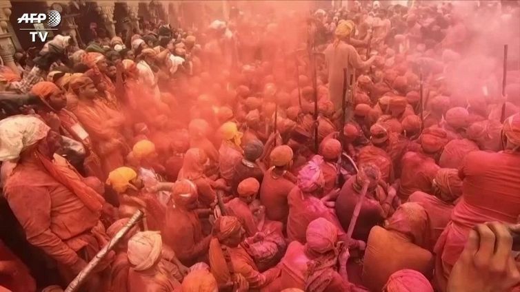 India, bastoni e colori: a Nandgaon si celebra il Lathmar Holi