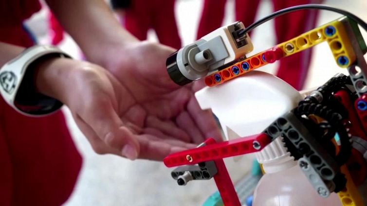 I bambini inventano un robot di Lego per lavarsi le mani