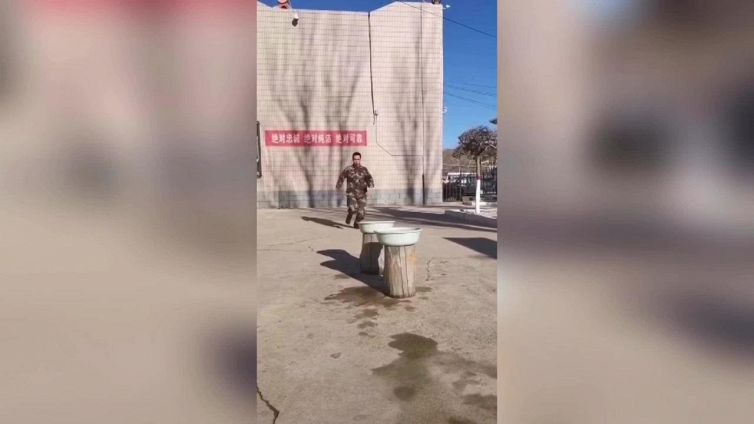 L'incredibile corsa sull'acqua del poliziotto