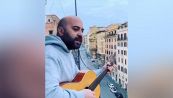 Da Ambra Angiolini a Giuliano dei Negramaro, tutti in coro sul balcone