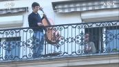 Coronavirus, il violoncellista che incanta Parigi dal balcone