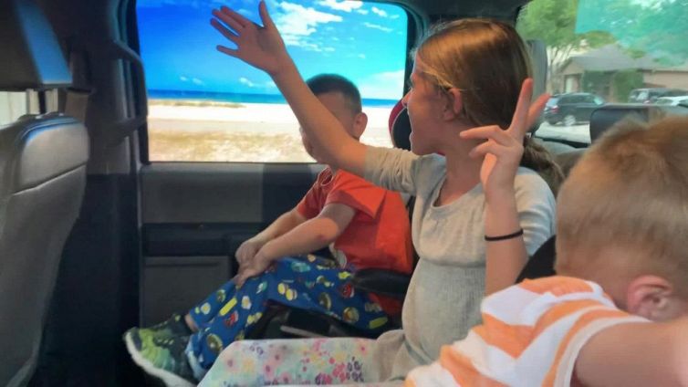 L’idea geniale del papà per portare in vacanza i figli durante la quarantena