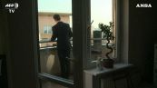 Coronavirus, tenore polacco canta un'opera sul balcone per i vicini