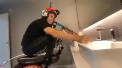 Quarantena per il Coronavirus? Show di Toni Bou sulla moto in casa