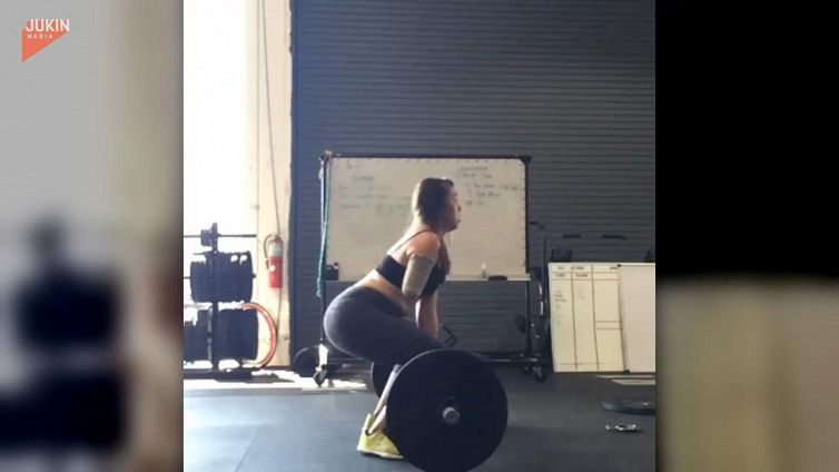Questa donna riesce a sollevare più di 20 Kg con un solo braccio