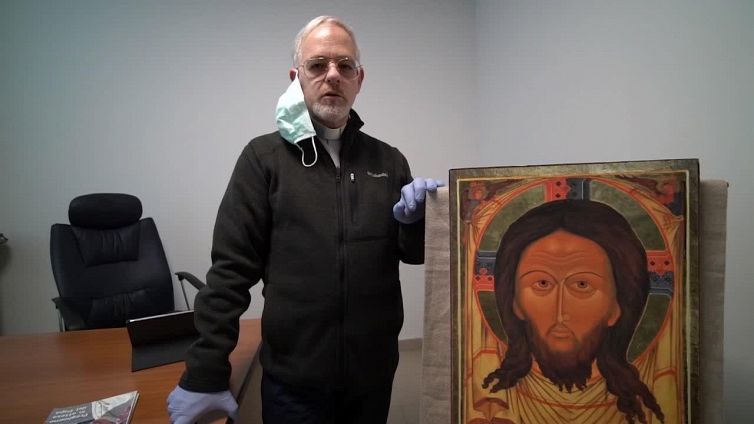 Coronavirus, ecco l'armadio "solidale" di pigiami e ciabatte