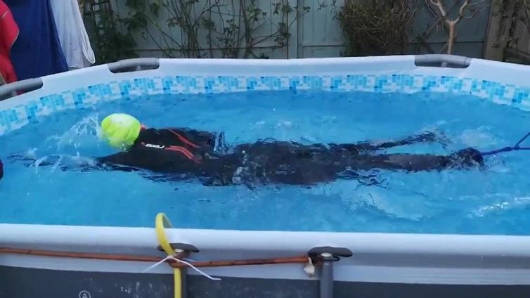 Non può nuotare in piscina? L'idea dell'allenatrice è geniale
