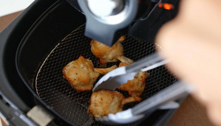 Cosa puoi cucinare in una friggitrice ad aria? Evita questi cibi